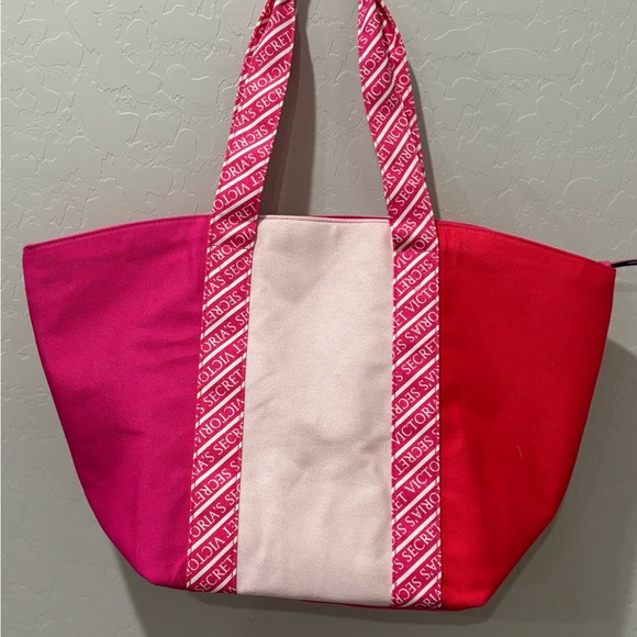 😍👙Victoria’s Secret Colorblock Tote👙😍(limited edition newspaper vol 1) - Picture 8 of 10